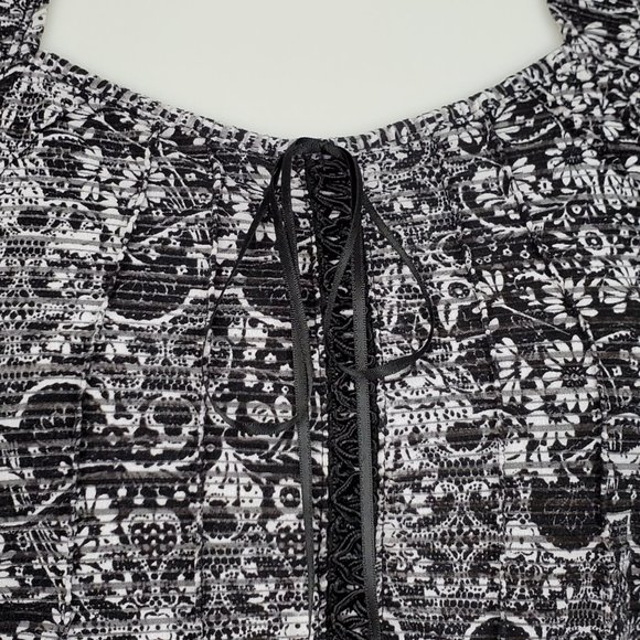 COPY - Dressbarn Black White Short Sleeve Subtle Floral Y2K Look Top, Size SP - Picture 4 of 14